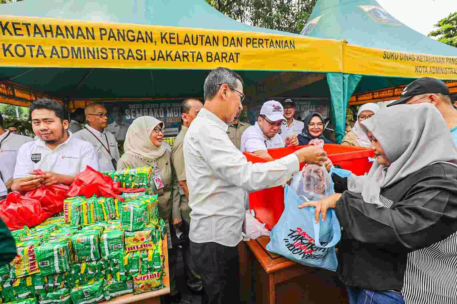 Pj Gubernur DKI Jakarta Heru Budi Hartono meninjau kegiatan Sembako Murah di Gelanggang Remaja Cengkareng, Jakarta Barat, Senin (25/3/2024). Foto: Pemprov DKI