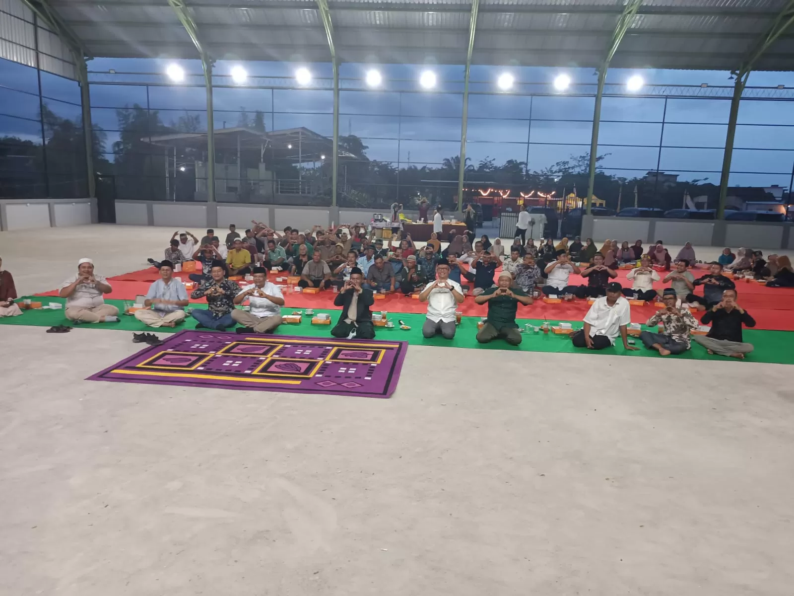 Otorita Ibu Kota Nusantara (IKN) mengadakan silaturahmi dan buka puasa bersama Ramadan dengan warga Desa Bukit Raya, Kecamatan Sepaku/IKN