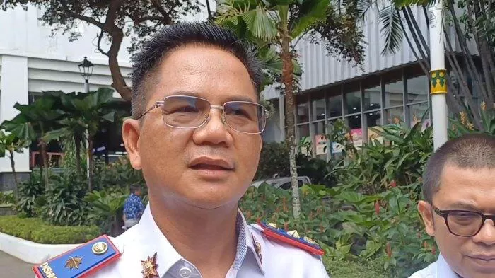 Kepala Satuan Pelaksana Perhubungan Kecamatan Jatinegara, Suku Dinas Perhubungan Jakarta Timur, Agustang Pelani diskorsing karena membuang sampah sembarangan dari mobil dinas dan menggunakan mobil patroli untuk kepentingan pribadi. Foto: MSN   