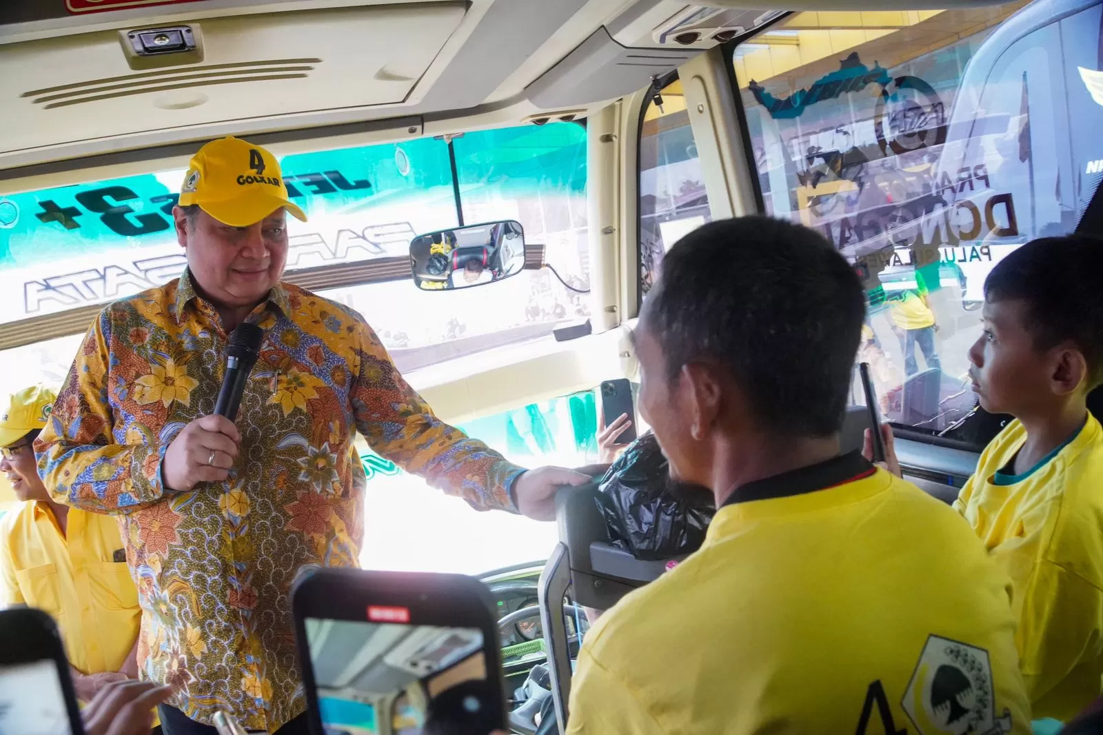 Ketua Umum DPP Partai Golkar Airlangga Hartarto berbincang dengan pengemudi salah satu bus mudik gratis Lebaran 2024 dari halaman Kantor DPP Golkar, Partai Golkar, Jalan Anggrek Neli, Jakarta Barat, Kamis (3/4/2024). Foto: golkar.indonesia