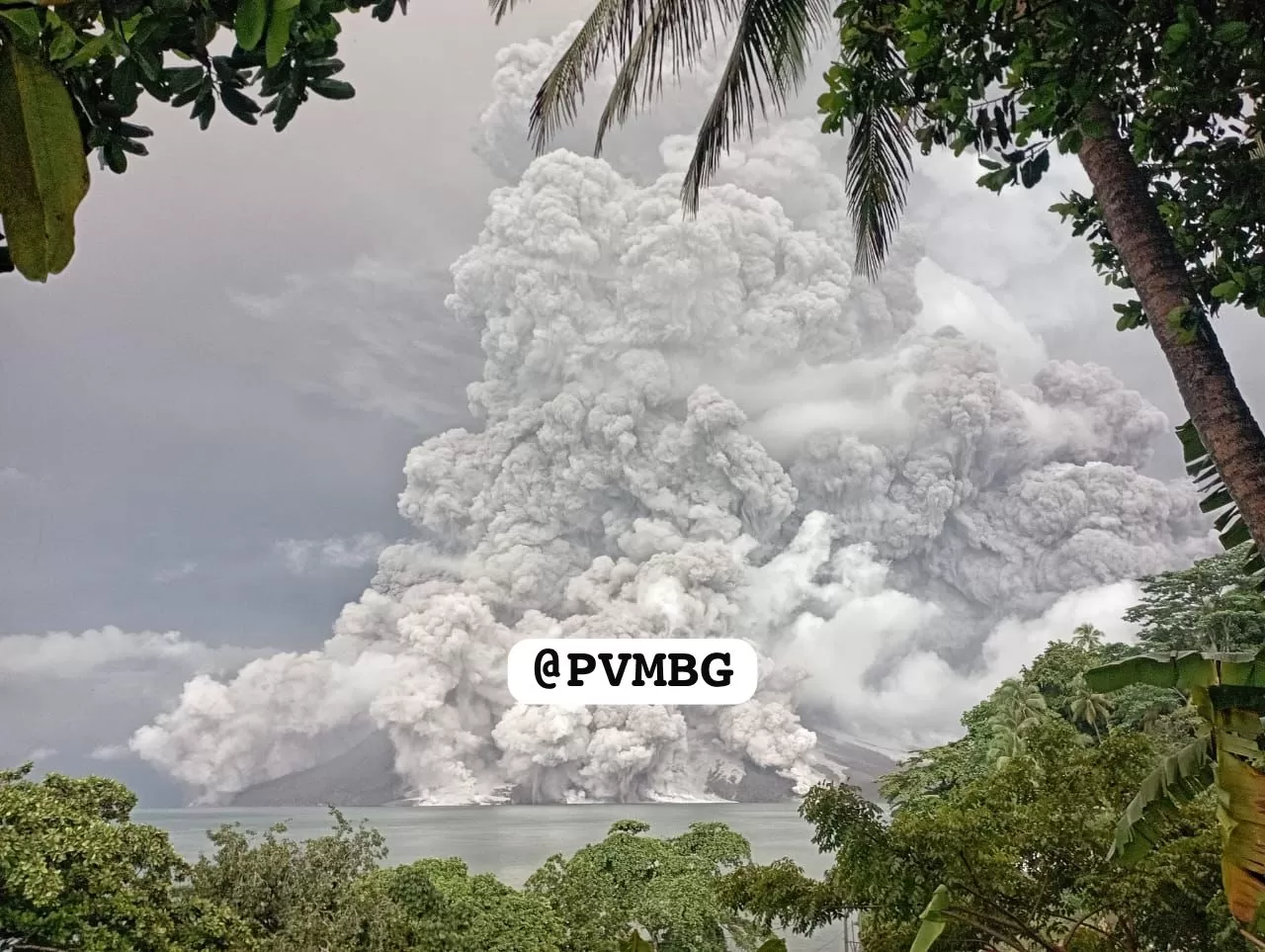 Aktivitas Vulkanik Gunung Ruang terus meningkat sejak Selasa (30/4/2024) pagi ini. Bahkan akibat erupsi yang terus berlangsung membuat Bandara Sam Ratulangi di Manado Sulawesi Utara ditutup sementara. foto: pvmbg