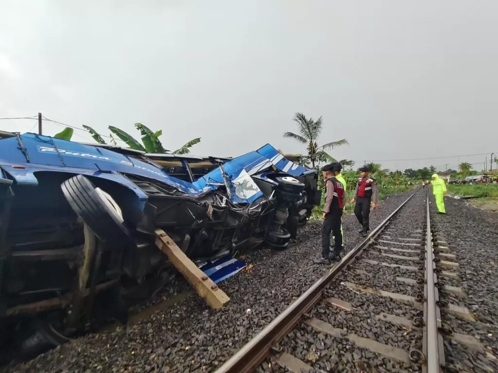 Lokasi kecelakaan antara Bus Putra Sulung dengan Kereta Api (KA) Ekspres, Minggu 21 April 2024 siang. Foto: Polri