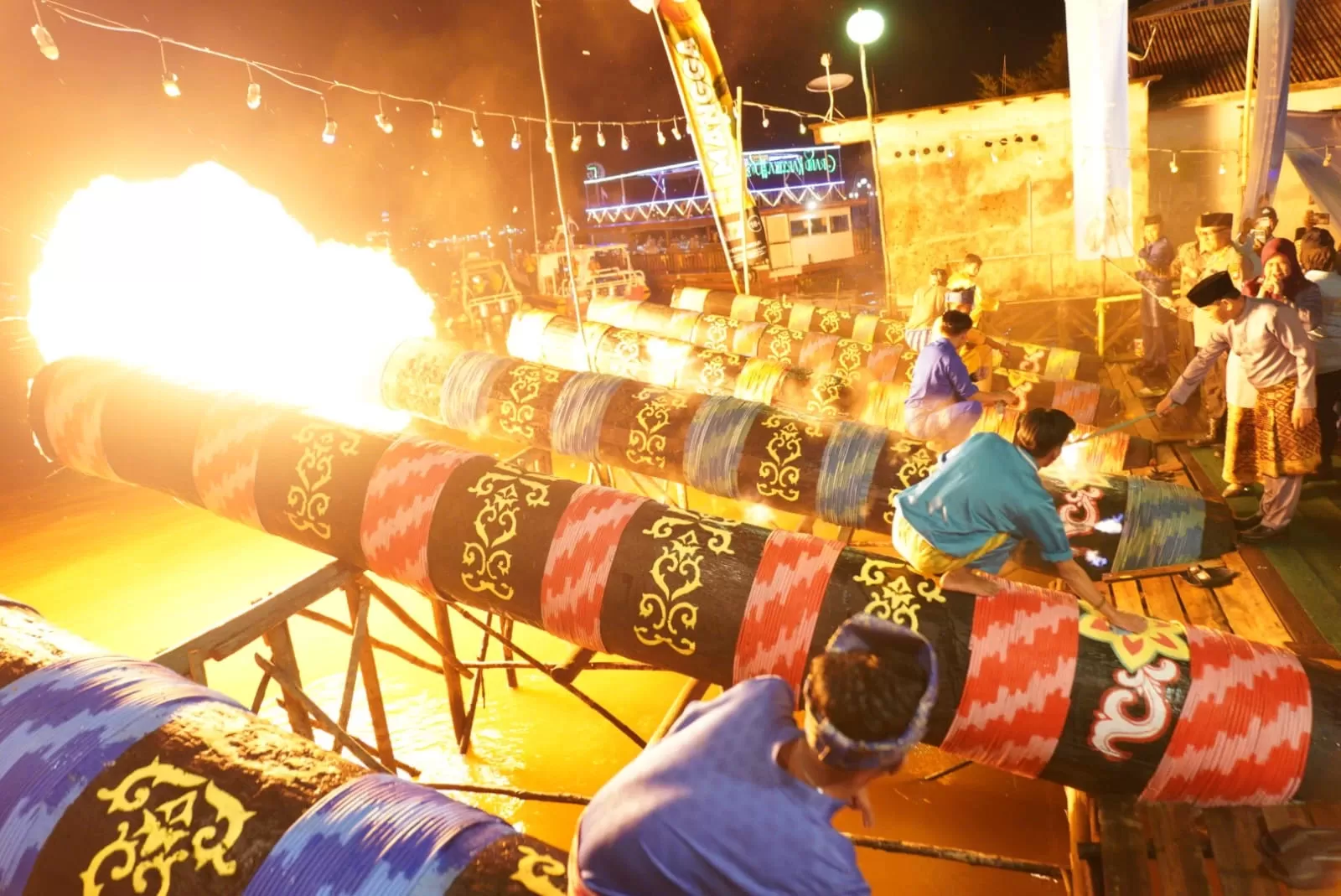 Atraksi meriam karbit di Kota Pontianak, Kalimantan Barat sebagai simbol dimulainya Eksibisi Permainan Tradisional Meriam Karbit, Selasa (9/4/2024) malam. Foto: Info Publik