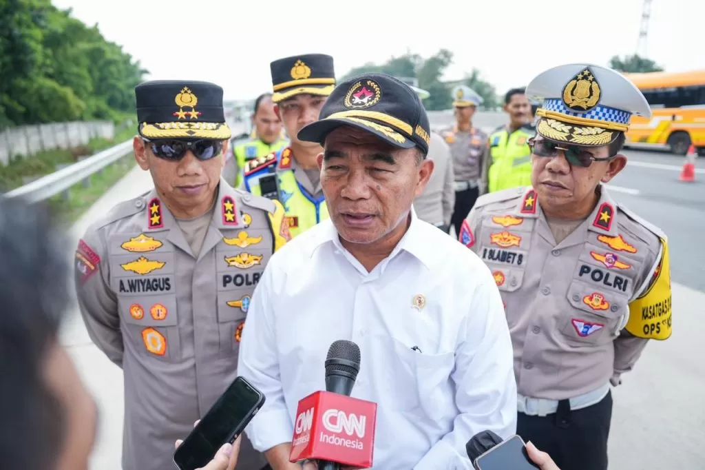 Menteri Koordinator Pembangunan Manusia dan Kebudayaan Muhadjir Effendy, bersama Kapolda Jawa Barat Irjen Pol. Akhmad Wiyagus dan Dirgakkum Korlantas Polri meninjau lokasi  Kecelakaan jalur contraflow di KM 58 Tol Jakarta – Cikampek, Senin (8/4/2024). Foto: Polri