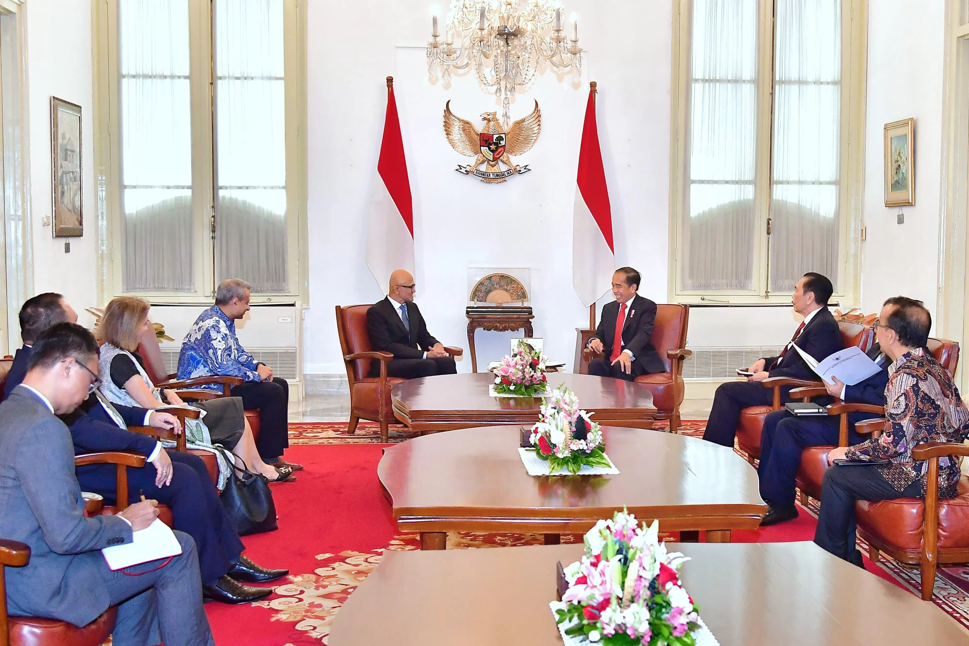 Presiden Joko Widodo menerima delegasi Microsoft di Istana Merdeka, Jakarta, pada Selasa, 30 April 2024. Pertemuan tersebut membahas kerja sama Microsoft dan pemerintah Indonesia dalam pengembangan sumber daya manusia dan teknologi, khususnya dalam bidang kecerdasan buatan atau artificial intelligence (AI). (Foto: BPMI Setpres/Vico)    