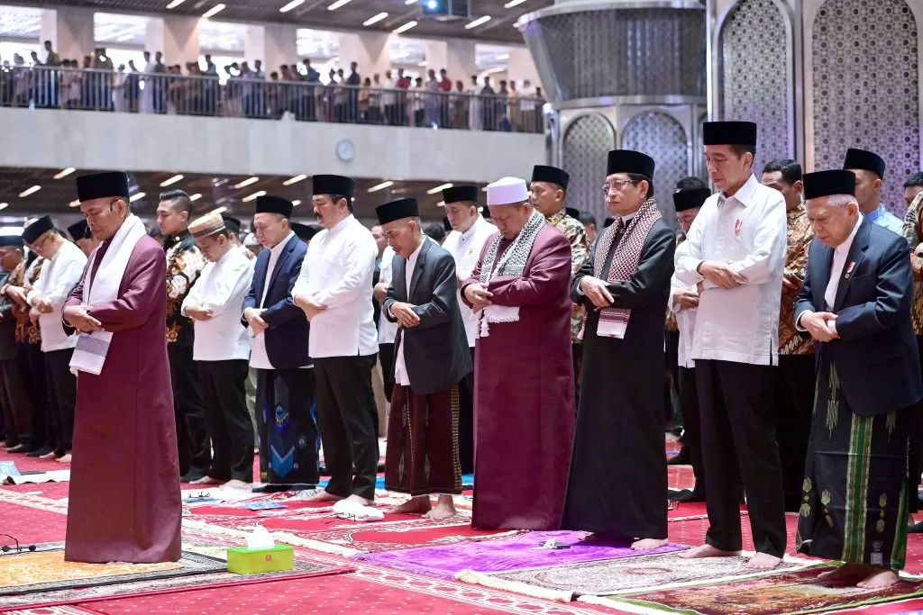 Presiden Jokowi dan Wapres Ma’ruf Amin menunaikan ibadah salat Idulfitri di Masjid Istiqlal, Jakarta, Rabu (10/4/2024). foto: ist