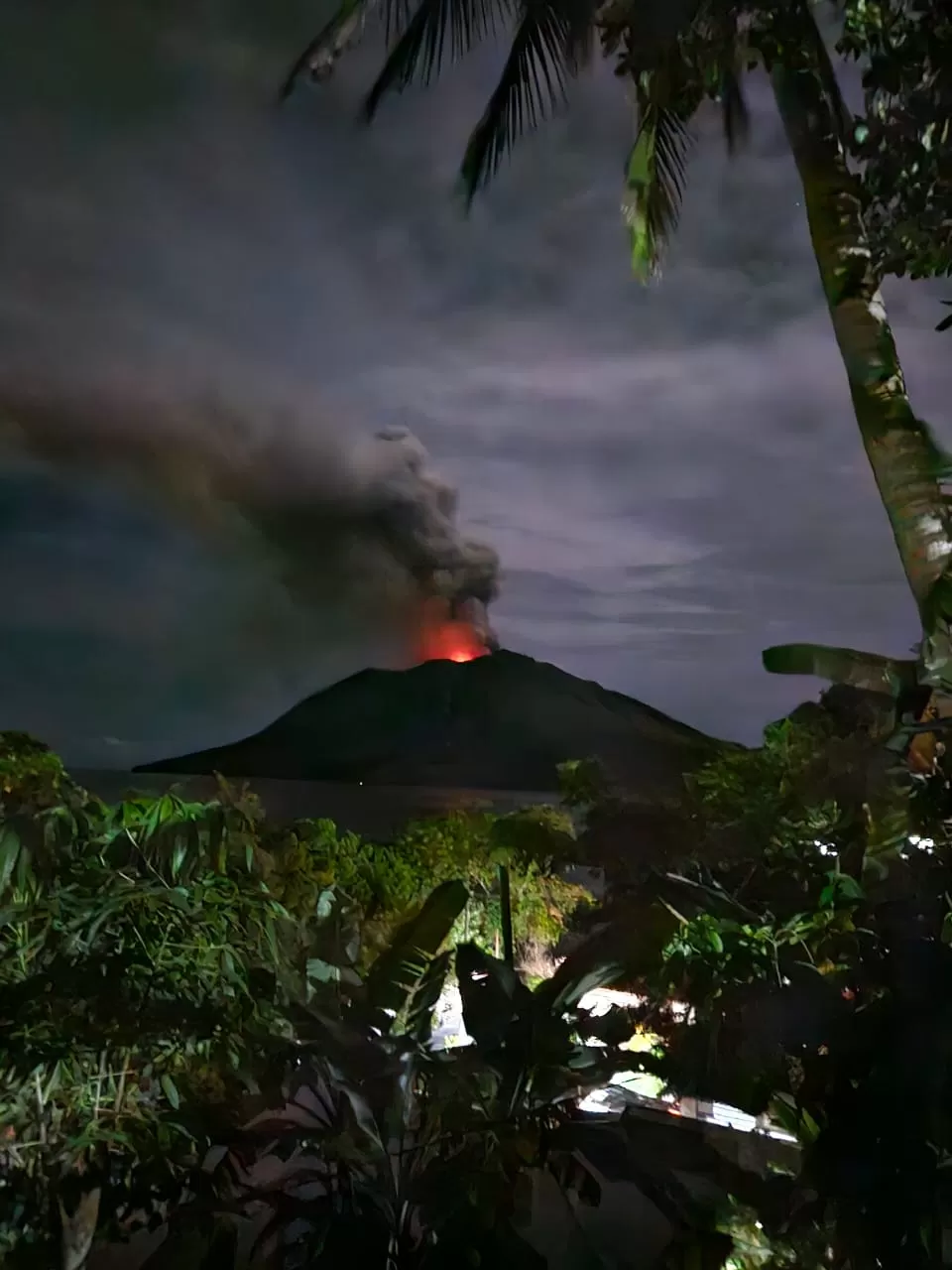 Status Gunung Awu dan Gunung Api Ruang di Sulawesi Utara secara bersamaan dinaikkan dari dari Level II (Waspada) menjadi Level III (Siaga). foto: ist