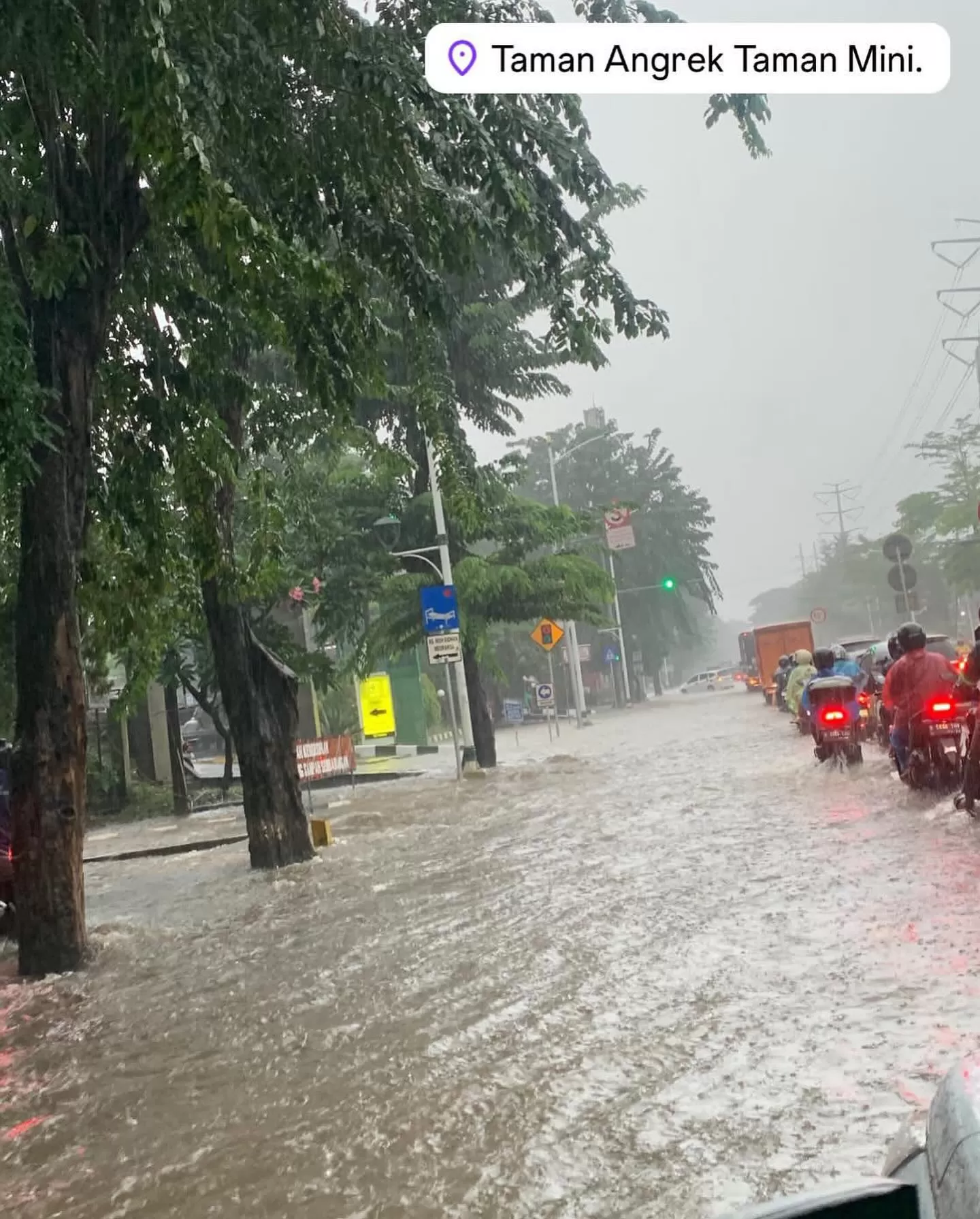 Banjir Jakarta Kamis (4/4/2024). Foto: @Miduk17