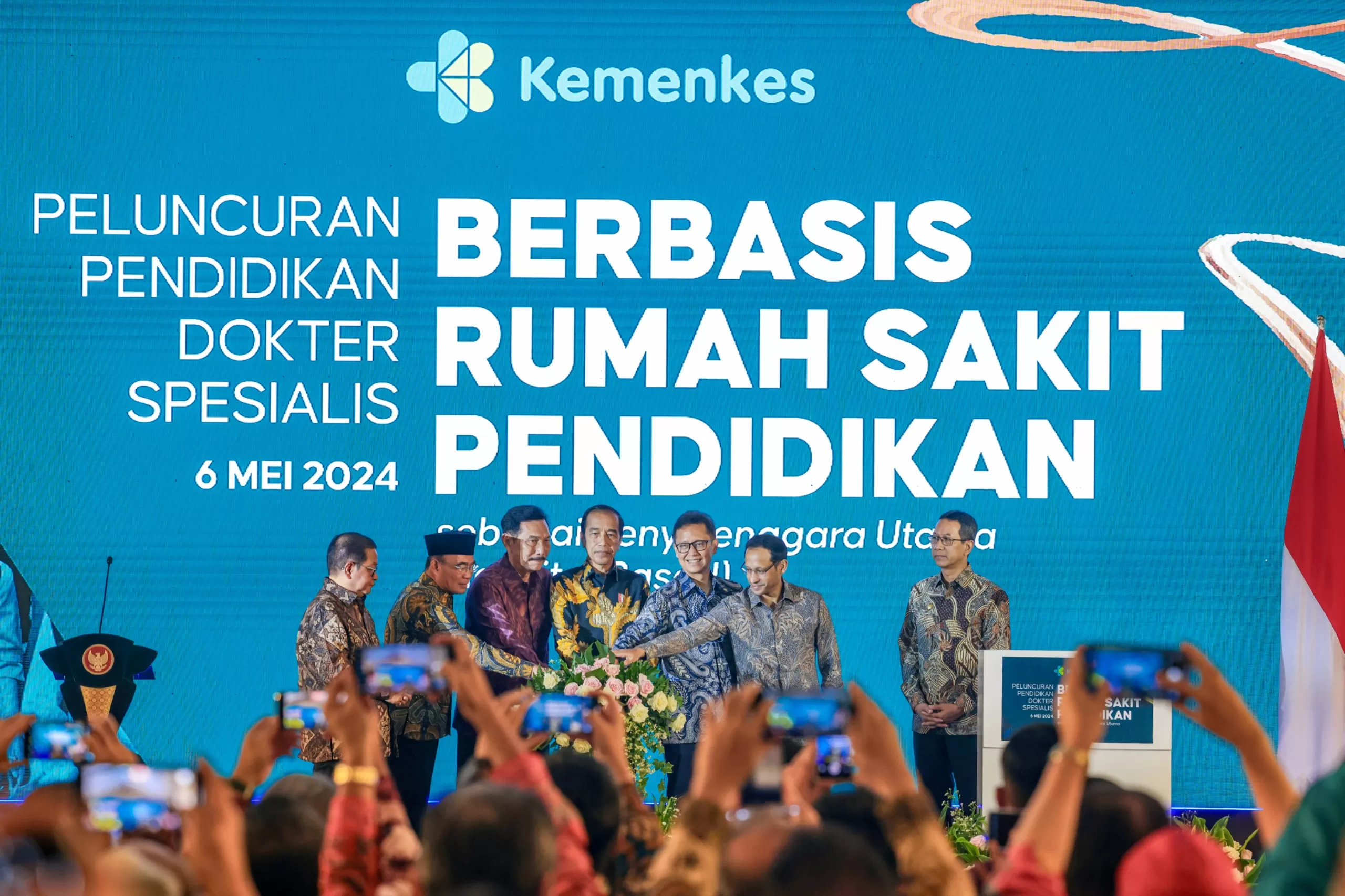 Menteri Koordinator Bidang Pembangunan Manusia dan Kebudayaan Muhadjir Effendy, Menteri Koordinator Bidang Kemaritiman dan Investasi Luhut Binsar Pandjaitan, Menteri Kesehatan Budi Gunadi Sadikin, Menteri Pendidikan, Kebudayaan, Riset, dan Teknologi Nadiem Makarim, Sekretaris Kabinet Pramono Anung, serta Pj. Gubernur DKI Jakarta Heru Budi Hartono meresmikan program rumah sakit pendidikan. (Foto Kemenkes)   