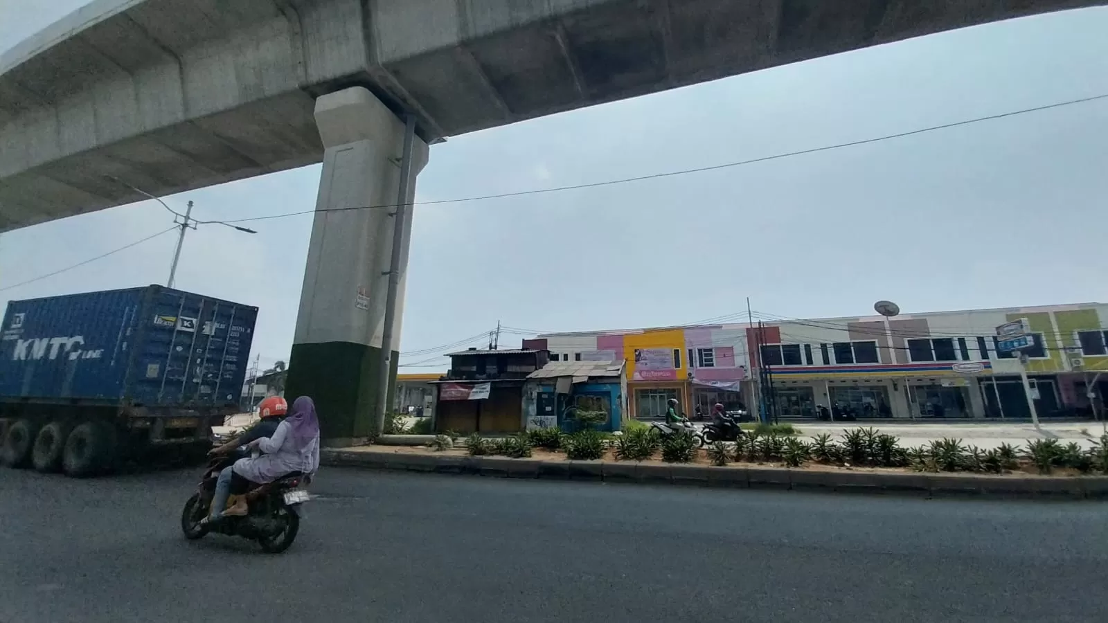 Penampakan beberapa rumah warga terdampak jalan tol fly over Pulogebang-Kelapa Gading, yang belum mendapatkan pembayaran ganti untung dari Bina Marga/IST