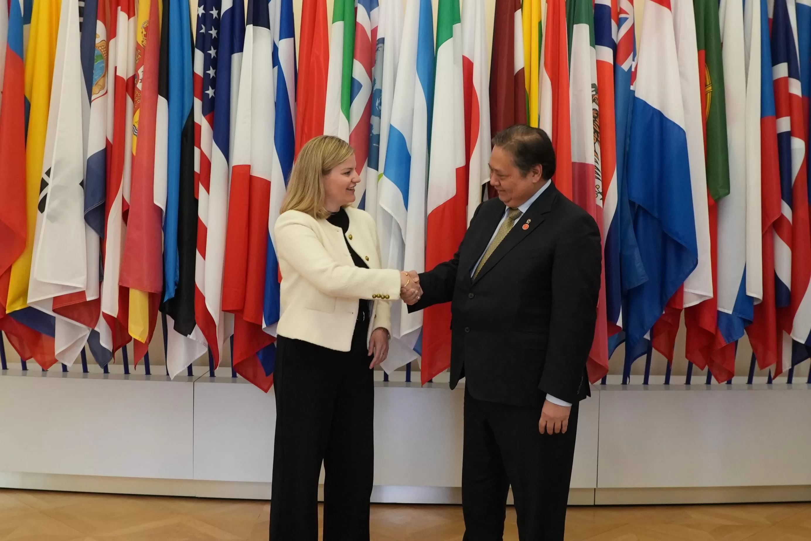 Menko Airlangga Hartarto dan Wakil Perdana Menteri Belanda Karien Van Gennip