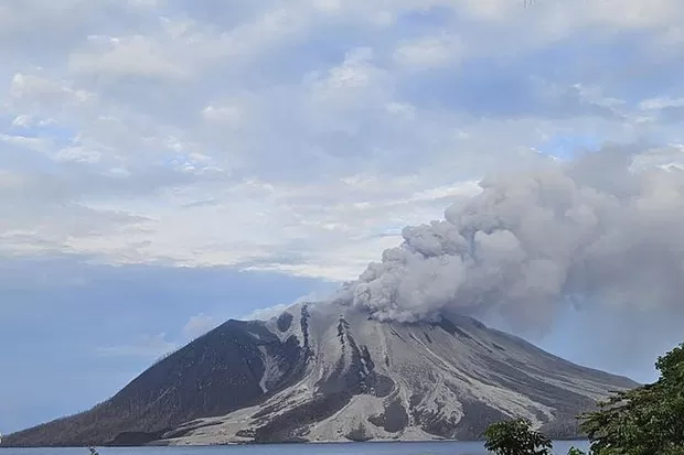 Gunung Ruang Erupsi: (PVMBG) 