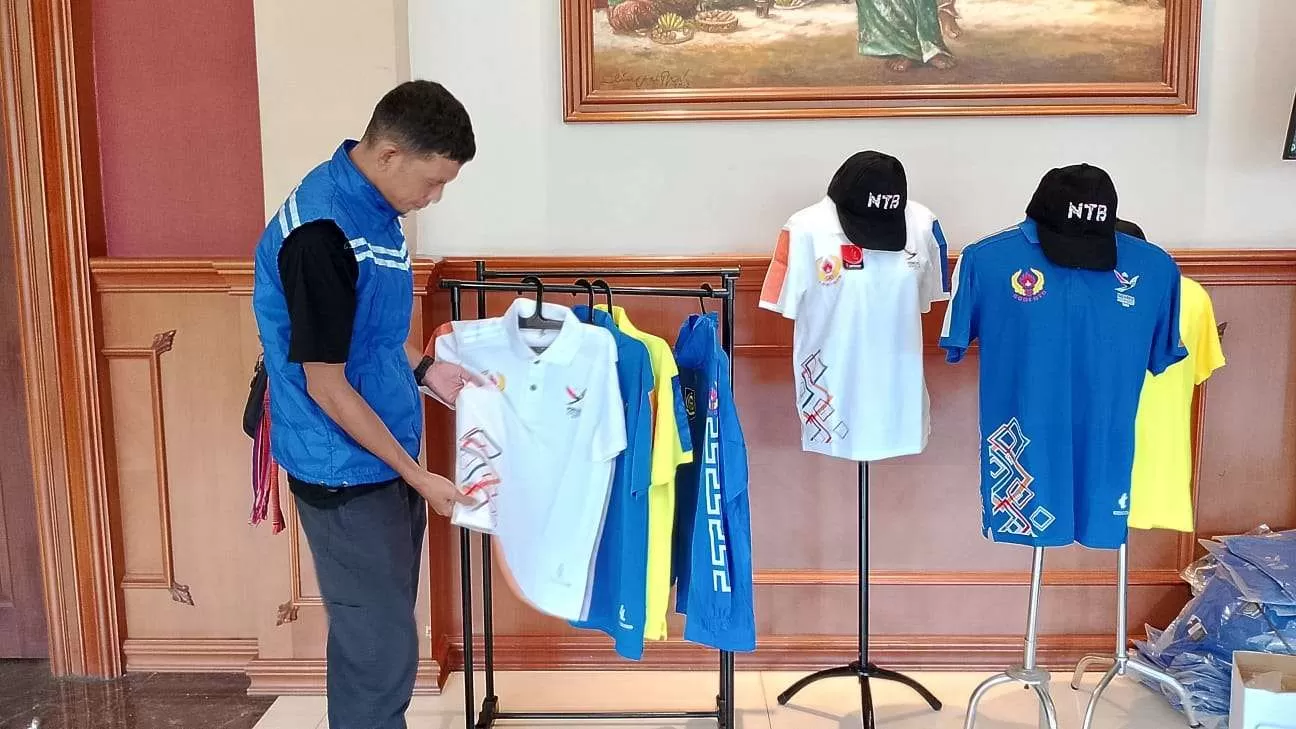 Penjualan souvenir PON 2024 di salah satu toko wilayah Nusa Tenggara Barat/IST