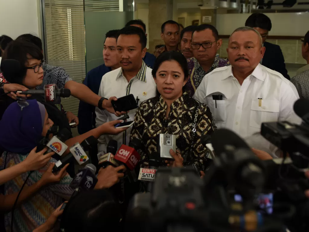Menko Puan Maharani didampingi Menpora dan Gubernur Sumsel menjawab wartawan, di kantor Presiden, Jakarta, Jumat (11/12/2015) (Foto: Setkab/Nia)