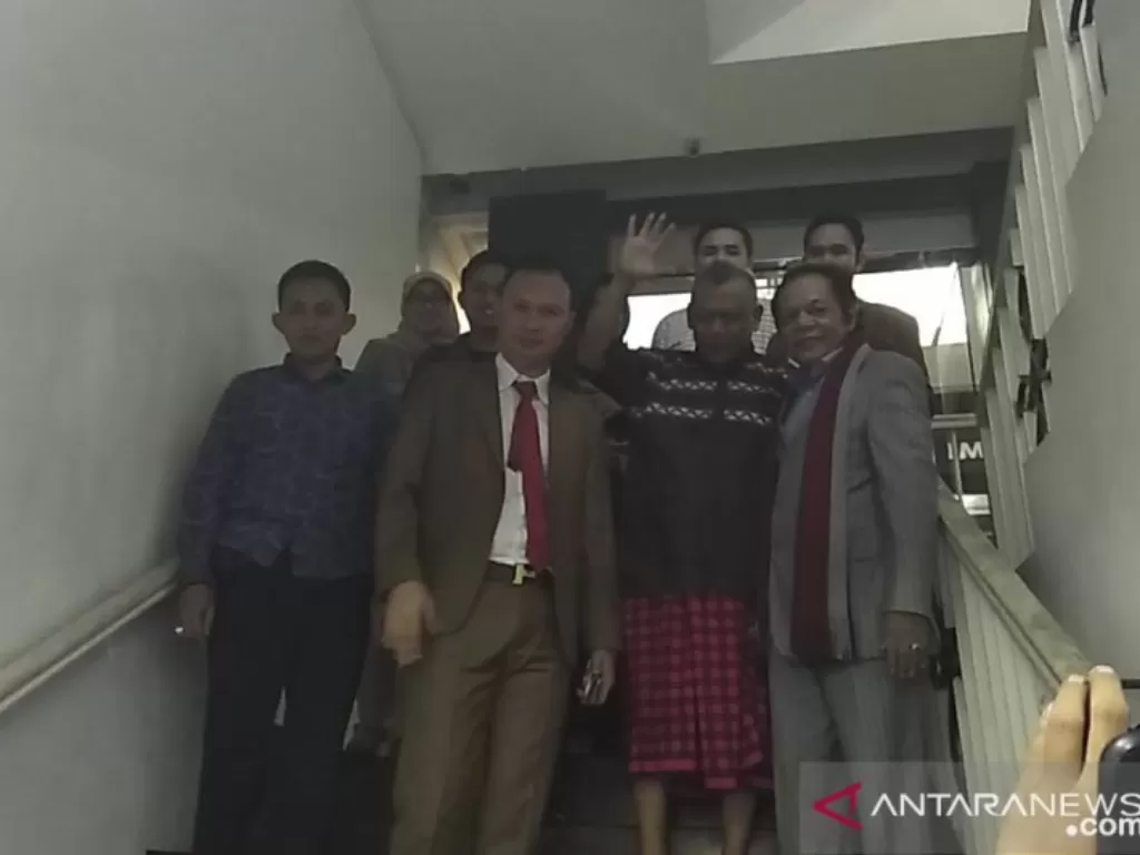 Tersangka kasus dugaan makar Eggi Sudjana (tengah depan bersarung) ditemani kuasa hukumnya Hendarsam Marantoko (kiri Eggi) beserta tim, memberi pernyataan pada awak media mengenai penangguhan penahanannya di Mapolda Metro Jaya, Jakarta, Senin (24/6/2019) 