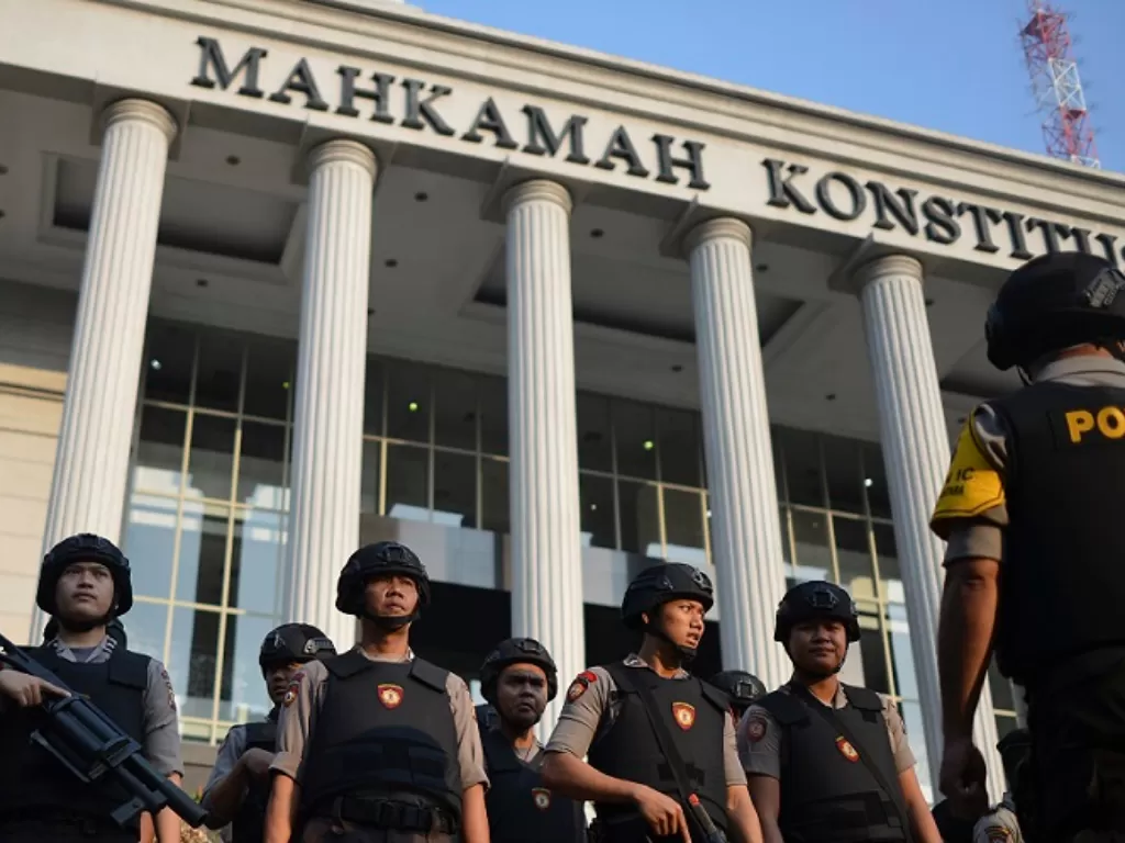 Persiapan pengamanan di sekitar Gedung Mahkamah Konstitusi (MK), Jakarta, Rabu (26/6/2019). ( ANTARA FOTO/Nova Wahyudi)