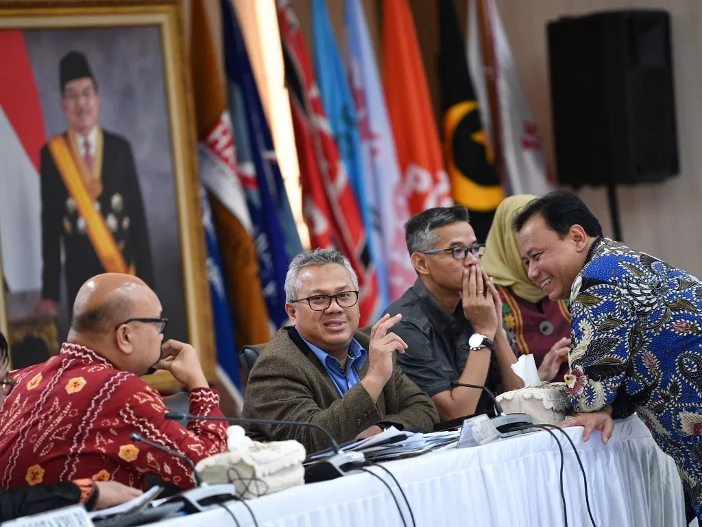 Ketua KPU Arief Budiman (kedua kiri) berbincang dengan Ketua Bawaslu Abhan (kanan) disaksikan para Komisioner KPU Ilham Syahputra (kiri) dan Wahyu Setiawan (kedua kanan) ANTARA FOTO/Sigid Kurniawan