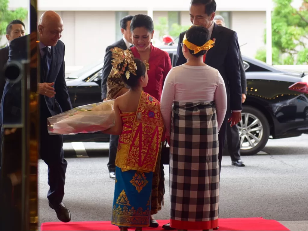 Presiden Jokowi dan Ibu Negara Iriana disambut oleh sepasang anak saat tiba di Hotel New Otani, Osaka, (Foto: setkab.go.id)