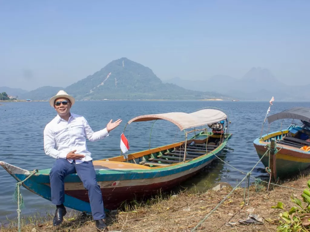 Gubernur Jawa Barat Ridwan Kamil berfoto di sela-sela kunjungan kerja meninjau pariwisata Jatiluhur di Waduk Jatiluhur, Purwakarta, Jawa Barat, Rabu (19/6/2019). (ANTARA FOTO/M Ibnu Chazar)