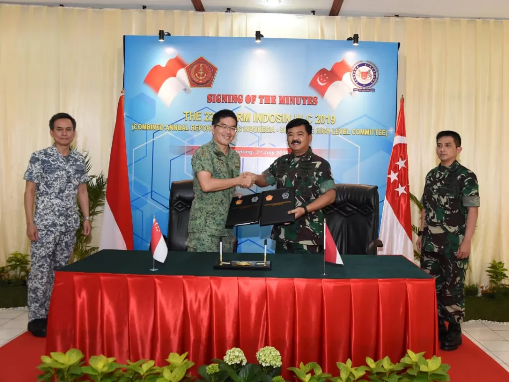 Marsekal TNI Hadi Tjahjanto bersama Lieutenant General Melvyn Ong/Puspen TNI