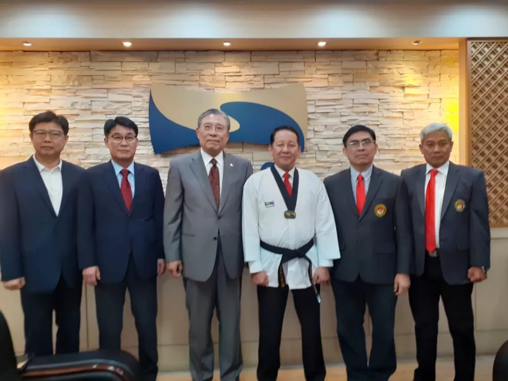 President Kukkiwon Mr. Choi Young Ryul dan Ketua Umum PBTI (tengah)/PBTI