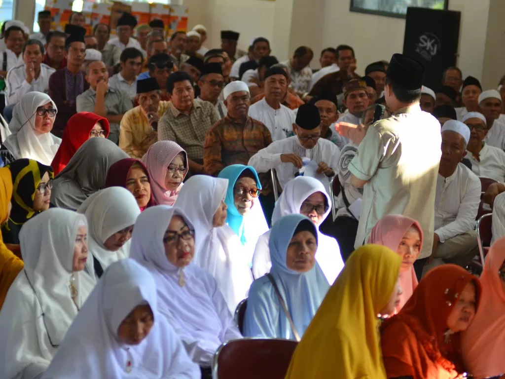 Sejumlah calon Jemah Haji mengikutii bimbingan manasik Haji di Gedung Dakwah, Kota Tasikmalaya, Jawa Barat, Jumat (21/6/2019) (ANTARA FOTO/Adeng Bustomi)/