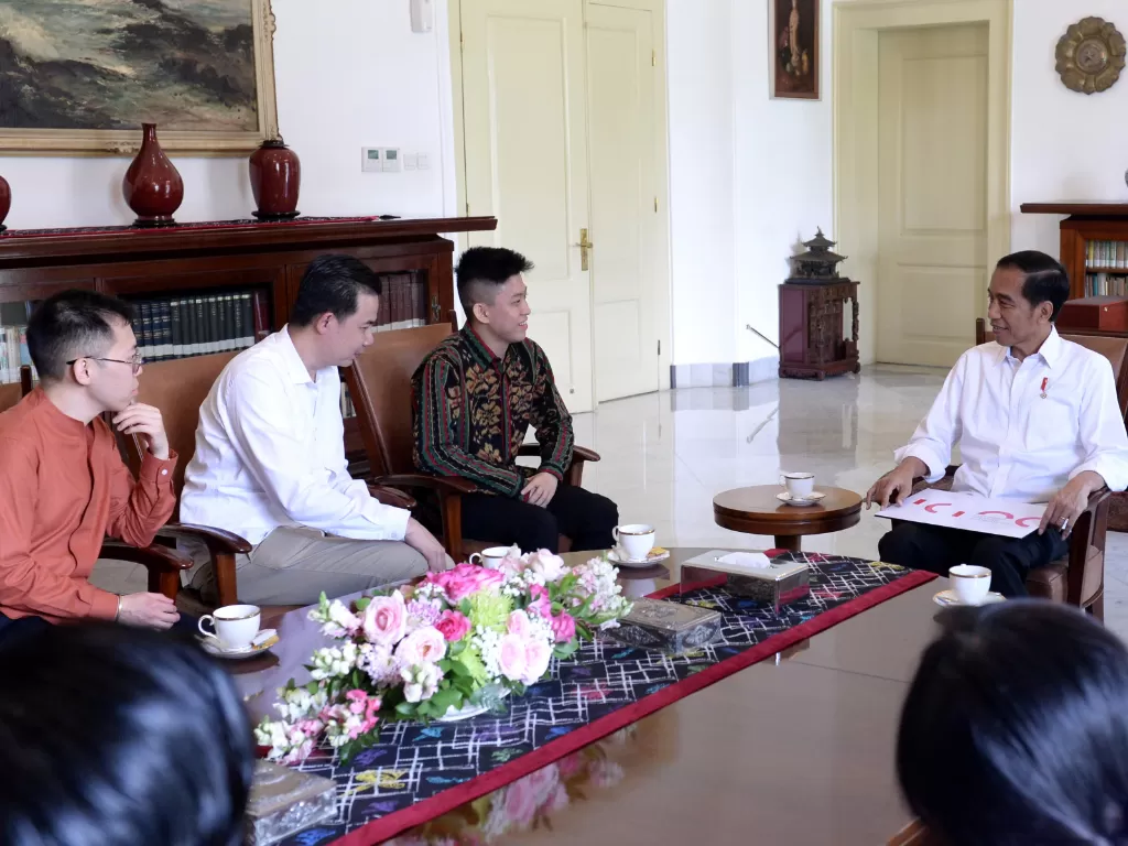Presiden Joko Widodo (kanan) menerima rapper Brian Imanuel Soewarno atau Rich Brian (ketiga kiri) di Istana Bogor, Jawa Barat, Minggu (7/7/2019).. ANTARA FOTO/BPMI-Kris