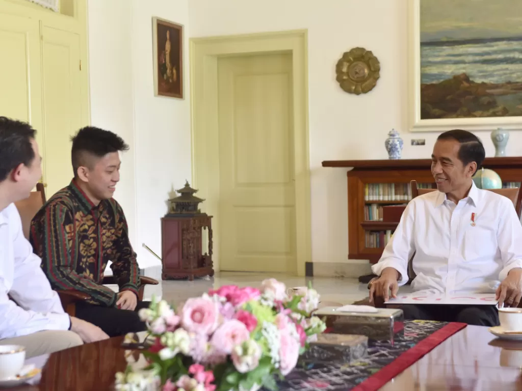 Presiden Jokowi berbincang dengan penyanyi rap asal Jakarta, Brian Rich, di Istana Kepresidenan Bogor, Jabar, Minggu (7/7/2019) . (Foto: OJI/Humas)