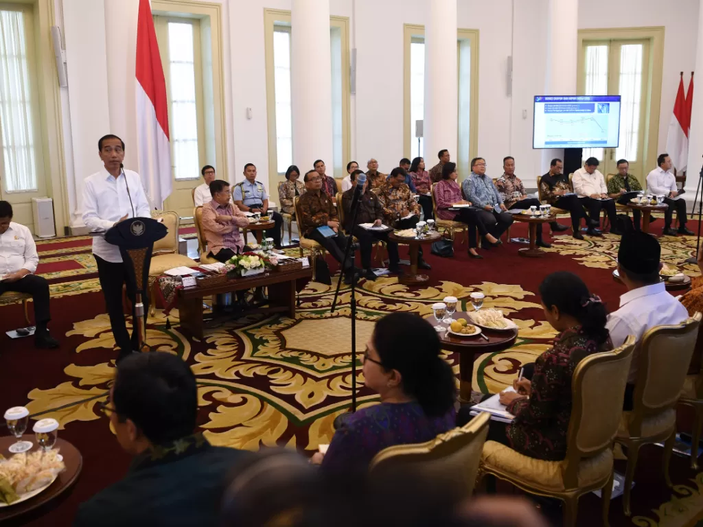 Presiden Joko Widodo memimpin Sidang Kabinet Paripurna di Istana Bogor, Jawa Barat, Senin (8/7/2019).  (ANTARA FOTO/Wahyu Putro A)