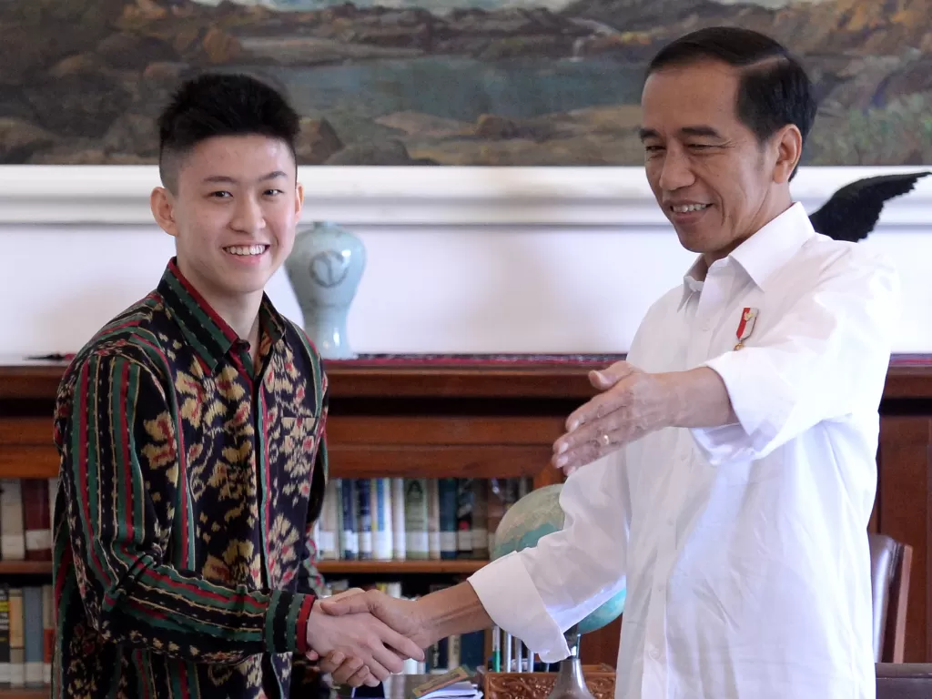 Presiden Joko Widodo (kanan) menerima rapper Brian Imanuel Soewarno atau Rich Brian (kiri) di Istana Bogor, Jawa Barat, Minggu (7/7/2019). Pertemuan Presiden dengan rapper asal Indonesia yang berkarier di industri musik Amerika tersebut diantaranya membah