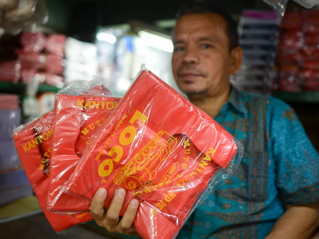 Pedagang menunjukkan kantong plastik di Pasar Senen, Jakarta, Rabu (3/7/2019). Menteri Keuangan Sri Mulyani mengusulkan pemungutan cukai terhadap kantong plastik sebesar Rp 200 per lembar atau Rp 30.000 per kilogram mulai tahun ini. ANTARA FOTO/Nova Wahyu