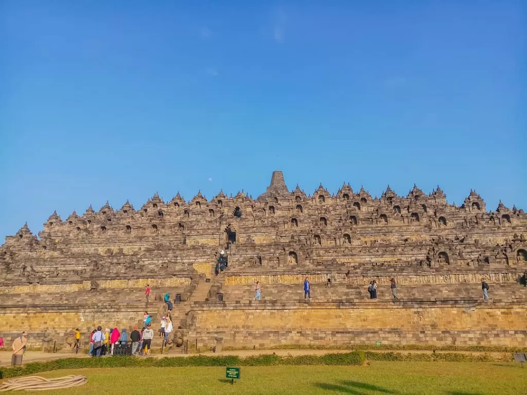 Para wisatawan sedang berkunjung ke Candi Borobudur, Instagram/wowjalan78