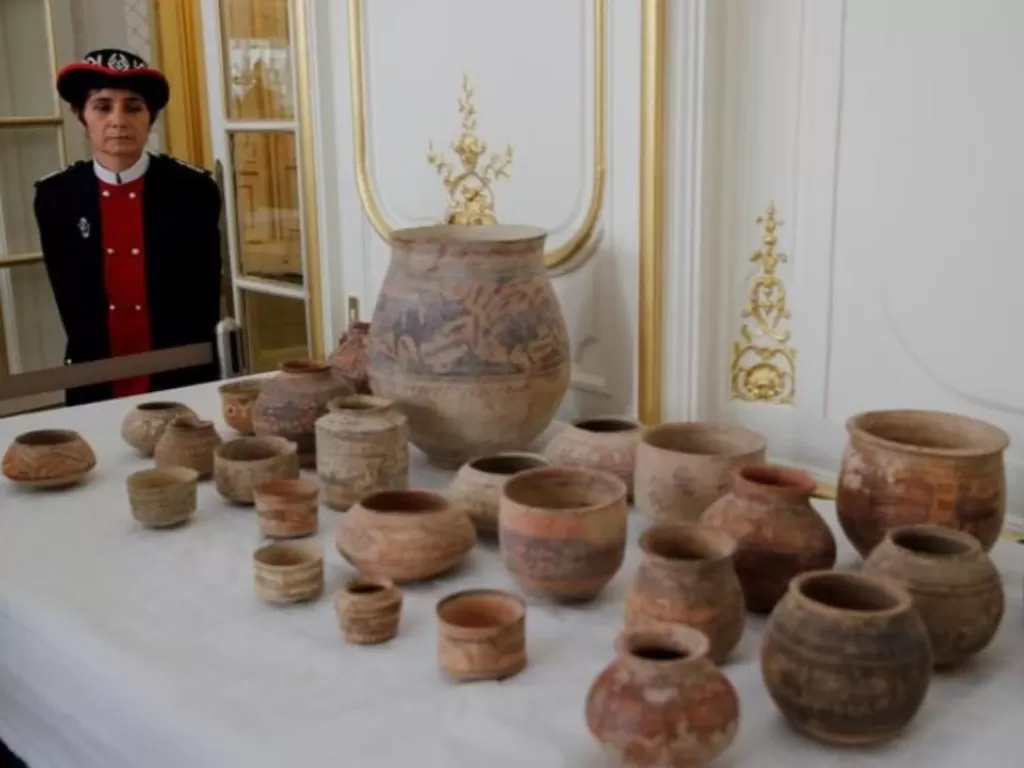 Beberapa artefak yang disita oleh bea cukai Prancis antara 2006 dan 2007, dipajang sebelum dikembalikan oleh otoritas Prancis ke Pakistan Reuters/Philippe Wojazer