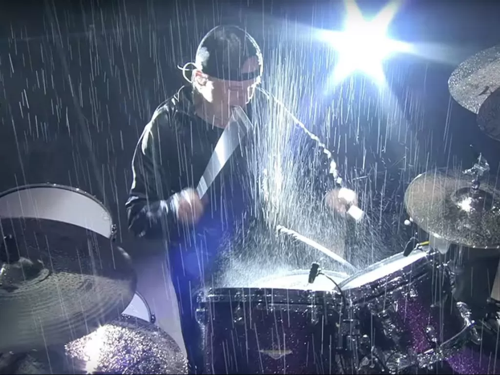 Drumer Metallica Lars Ulrich di bawah guyuran hujan/Tangkap layar konser Manchester
