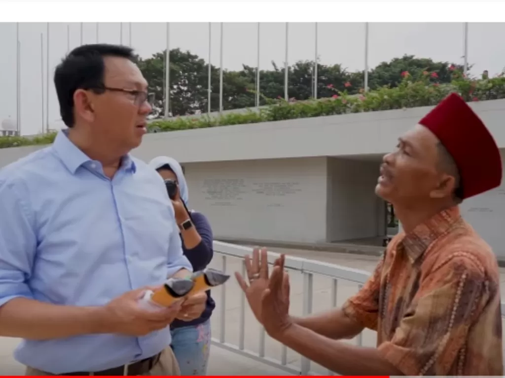 Momen Ahok berbincang dengan pedagang kerak telor di Lapangan Banteng (Youtube/Panggil Saya Ahok)