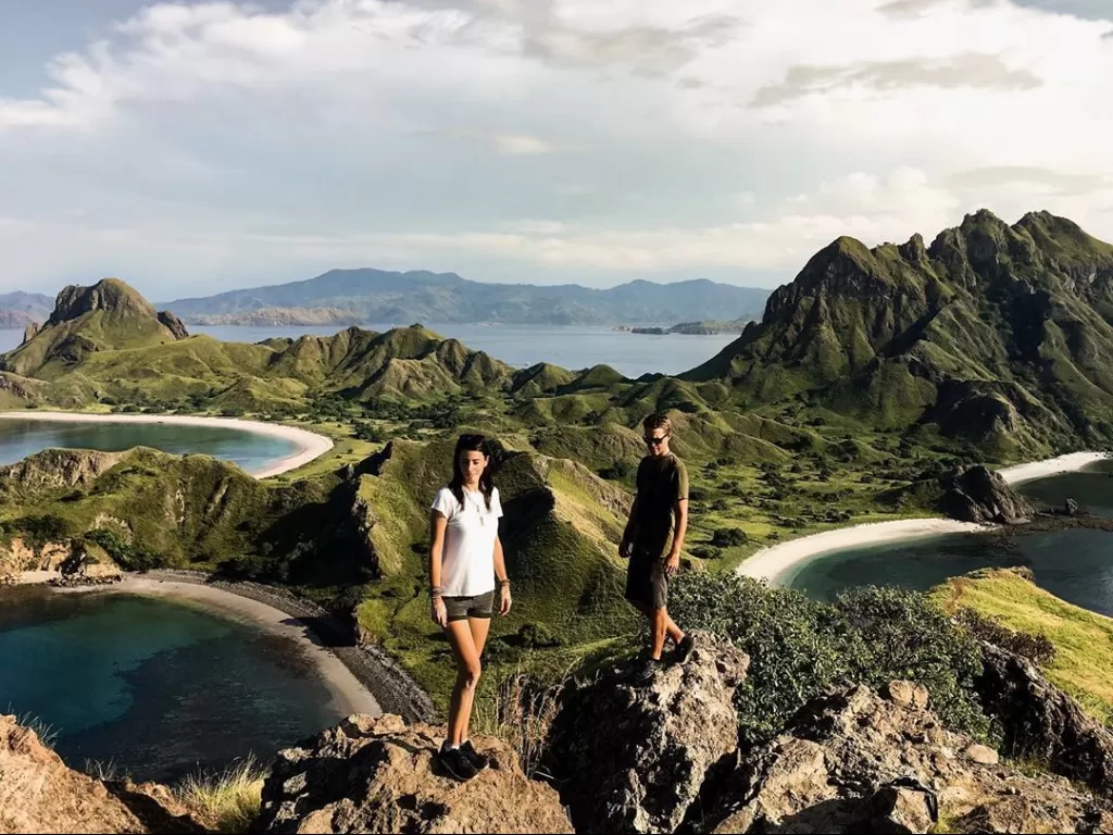 Turis asing sedang berfoto di Pulau Padar/Instagram/aupamundo