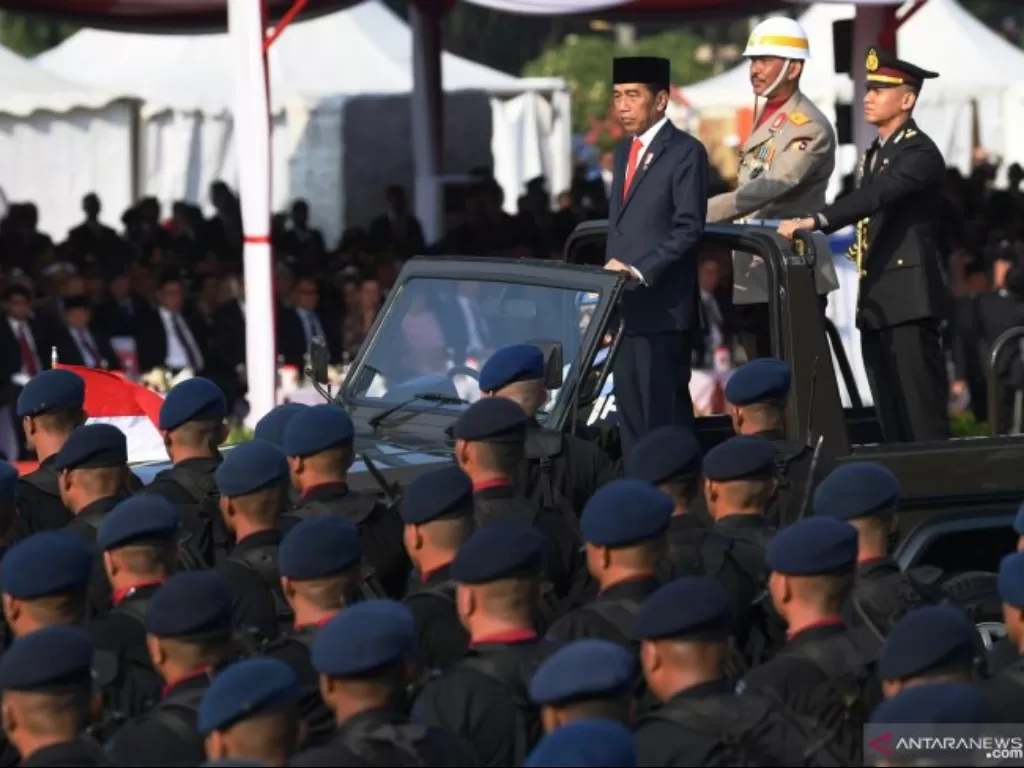 Presiden Joko Widodo menghadiri puncak perayaan HUT ke-73 Bhayangkara dan bertindak sebagai inspektur upacara di Silang Monas, Jakarta, Rabu (10/7/2019). (ANTARA/Wahyu Putro A)