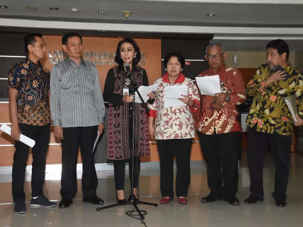 Ketua Panitia Seleksi Capim KPK, Yenti Garnasih (ketiga kiri) memberikan keterangan kepada wartawan terkait proses seleksi capim KPK di Kantor Kementerian Sekretariat Negara, Jakarta, Kamis (11/7/2019). (ANTARA/Indrianto Eko Suwarso)