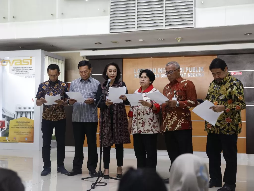 Ketua Pansel Calon Pimpinan KPK Yenti Garnasih didampingi anggota Pansel mengumumkan nama-nama yang lolos seleksi tahap I, di Kemensetneg, Jakarta, Kamis (11/7/2019). (Foto: Humas Kemensetneg)