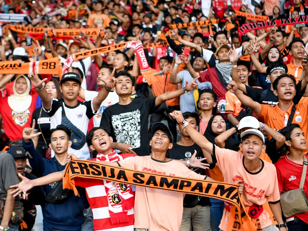 The Jak Mania menerikan yel-yel saat pertandingan Persija Jakarta melawan Persib Bandung pada laga lanjutan Liga 1 2019 di Stadion Utama Gelora Bung Karno, Jakarta, Rabu (10/7/2019). (ANTARA/Hafidz Mubarak)