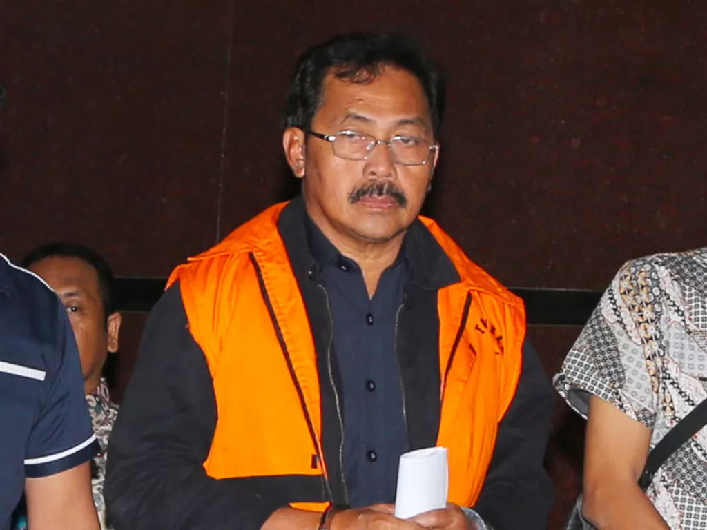 Gubernur Kepulauan Riau,Nurdin Basirun (tengah) mengenakan rompi tahanan usai menjalani pemeriksaan di Gedung KPK, Jakarta, Jumat (12/7/2019) dini hari WIB. (ANTARA/Reno Esnir)