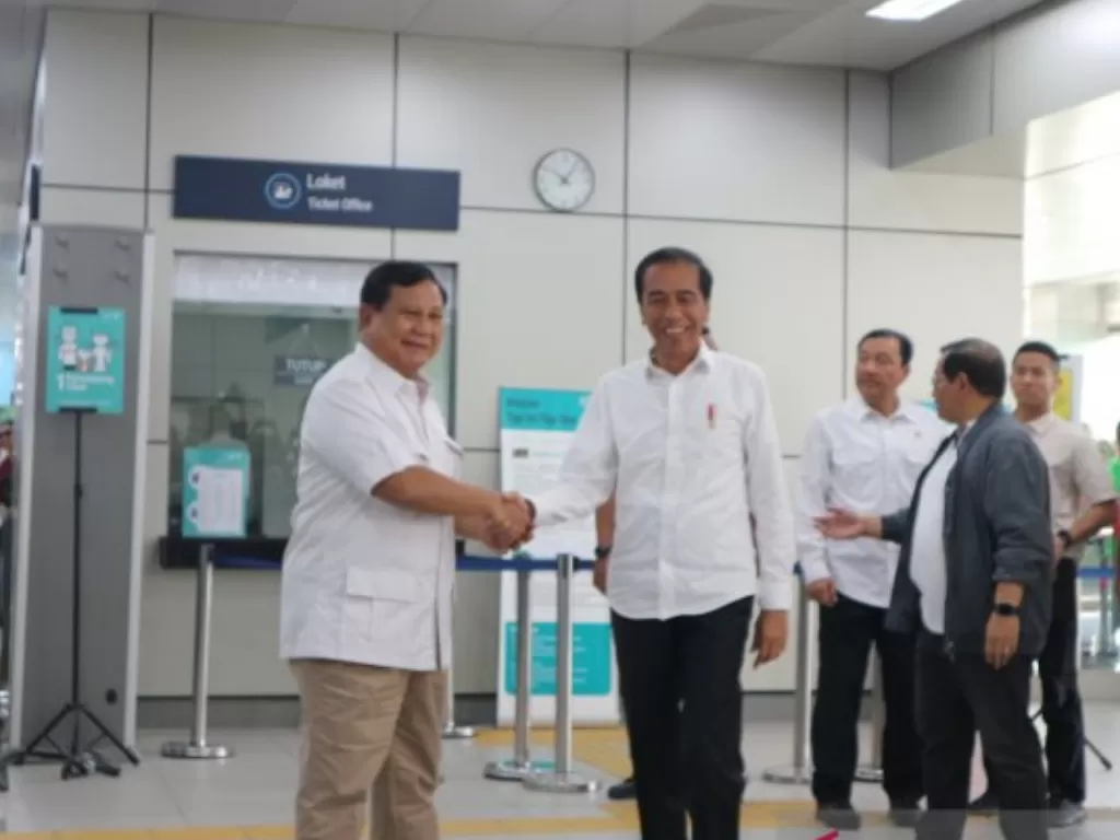 Joko Widodo bertemya Prabowo Subianto di Stasiun MRT Lebak Bulus. (Antara/Desca Lidya Natalia)