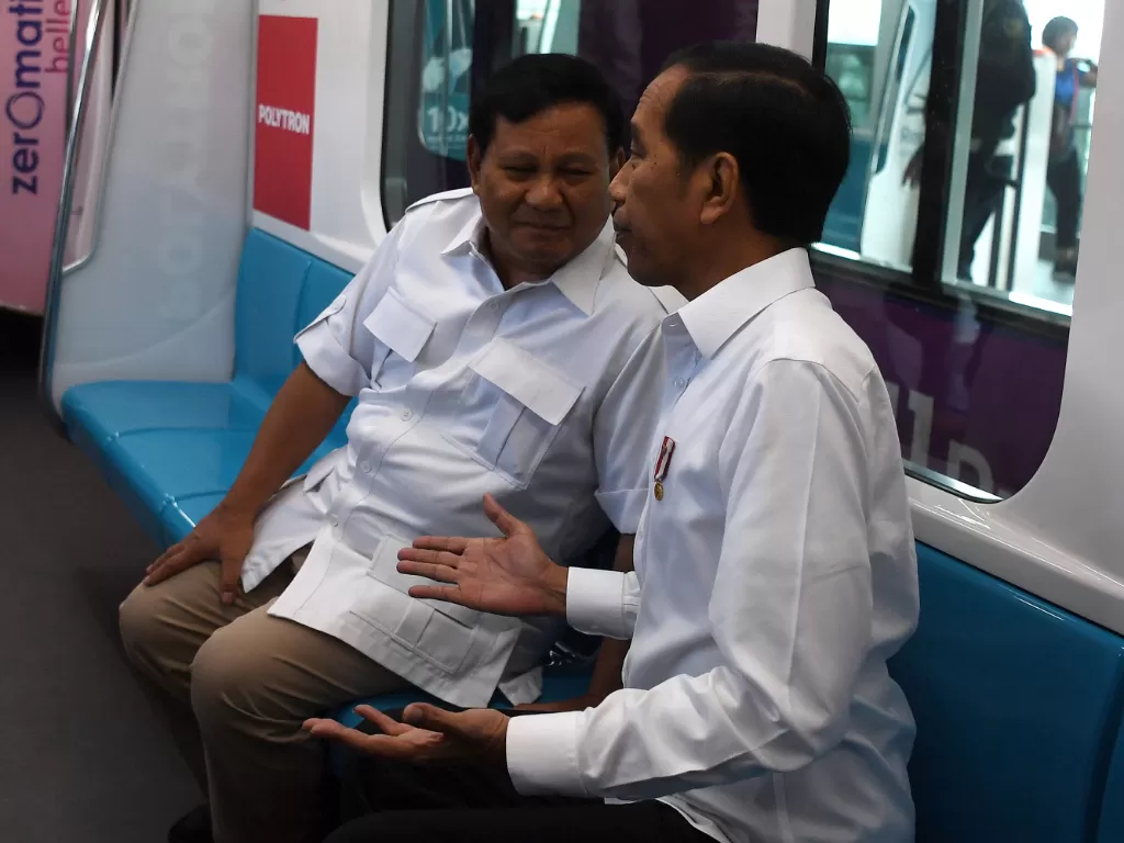Joko Widodo dan Prabowo Subianto saat menaiki MRT. (Antara/ANTARA FOTO/Wahyu Putro )