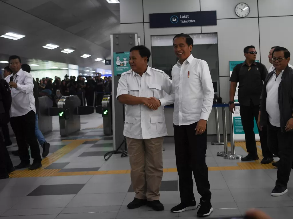 Senyum Jokowi saat bertemu Prabowo. (Antara/Wahyu Putro A)