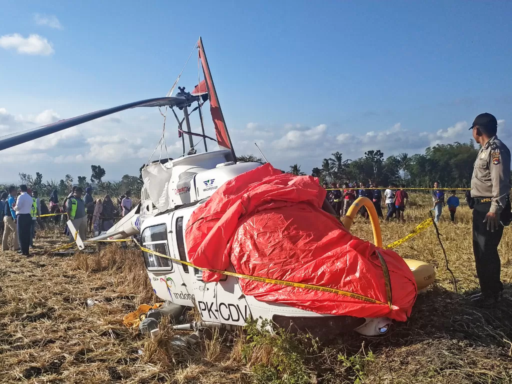 Polisi berjaga-jaga di lokasi jatuhnya helikopter yang dioperasikan oleh PT Carpediem Air jatuh di Desa Kawo, Pujut, Lombok Tengah, Nusa Tenggara Barat/ANTARA FOTO/Ahmad Subaidi