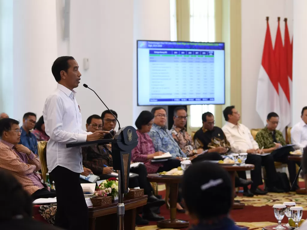 Presiden Joko Widodo memberikan arahan ketika memimpin Sidang Kabinet Paripurna di Istana Bogor, Jawa Barat, Senin (8/7/2019). ANTARA FOTO/Wahyu Putro A