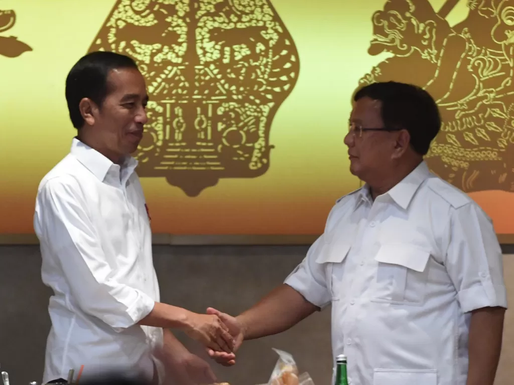 Presiden Joko Widodo (kiri) berbincang dengan Ketua Umum Partai Gerindra Prabowo Subianto (kanan) saat pertemuan di FX Senayan, Jakarta, Sabtu (13/7/2019). ANTARA FOTO/Akbar Nugroho Gumay