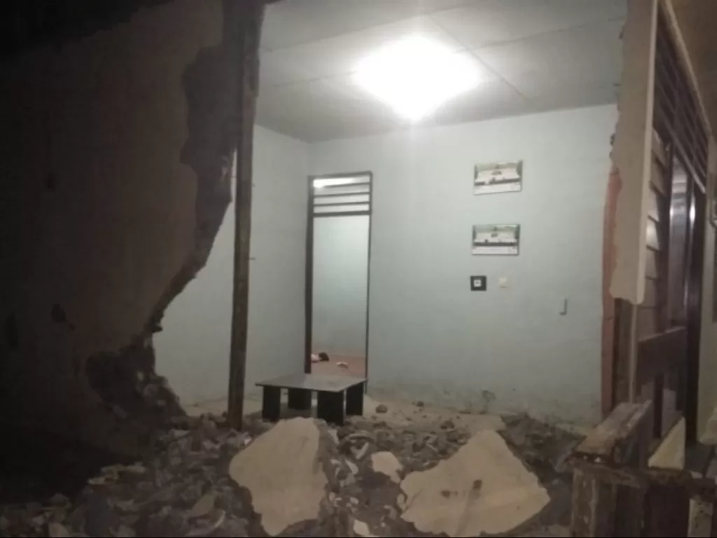 Rumah Dinas Polsek Gane Barat, Halmahera Selatan ambruk akibat gempa berkekuatan 7,2 SR pada Minggu (14/7/2019) Sore (Antara/Abdul Fatah)