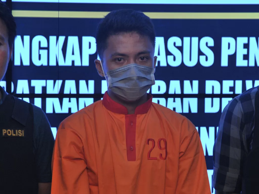 Tersangka Pelaku inisial OP (tengah) ditampilkan saat rilis kasus tewasnya siswa saat Masa Orientasi Sekolah (MOS) SMA Taruna Indonesia di Mapolresta Palembang, Sumsel, Senin (15/7/2019). (ANTARA/Feny Selly)