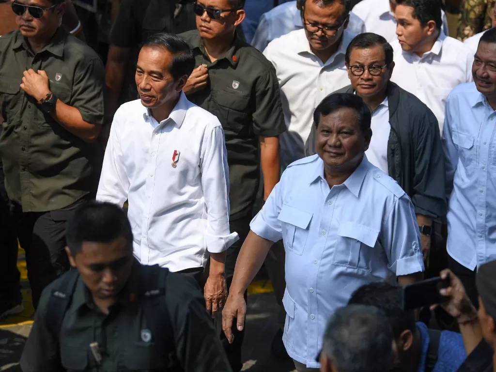 Presiden Joko Widodo (kedua kiri) dan Ketua Umum Partai Gerindra Prabowo Subianto (kanan) berjalan bersama di kawasan Senayan, Jakarta, Sabtu (13/7/2019). ANTARA FOTO/Wahyu Putro A